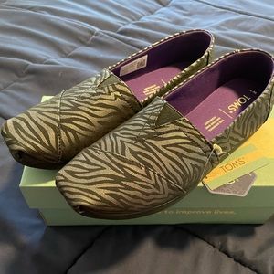 NIB TOMS - Black Zebra Shimmer - Size 7